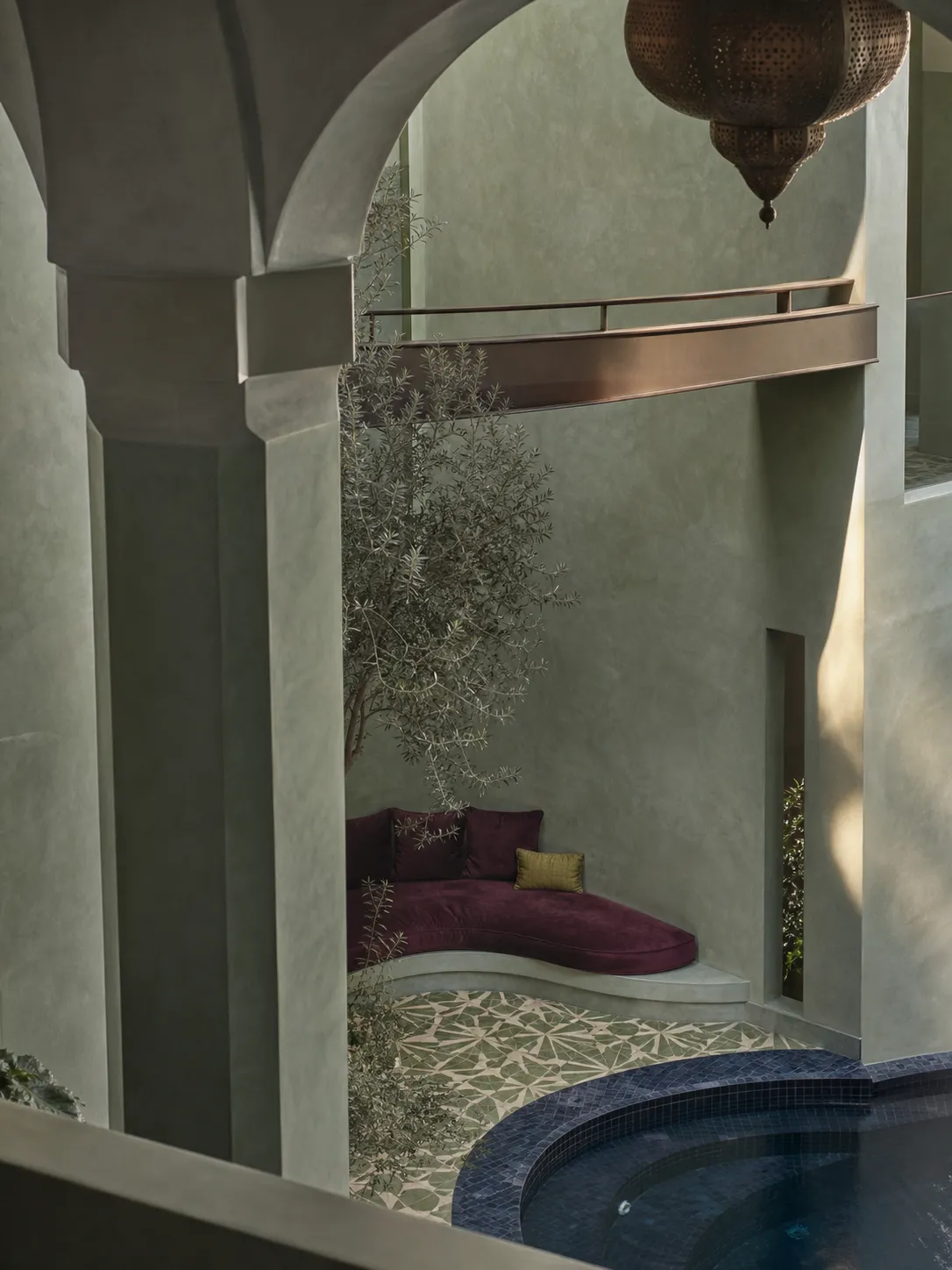 Riad Olivia, patio de riad en tadelakt vert olive avec bassin de plongée en zellige indigo et olivier à Marrakech